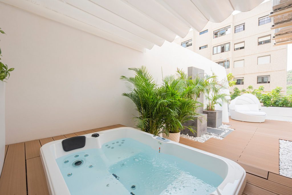 Foto terraza con jacuzzi Foto terraza con jacuzzi